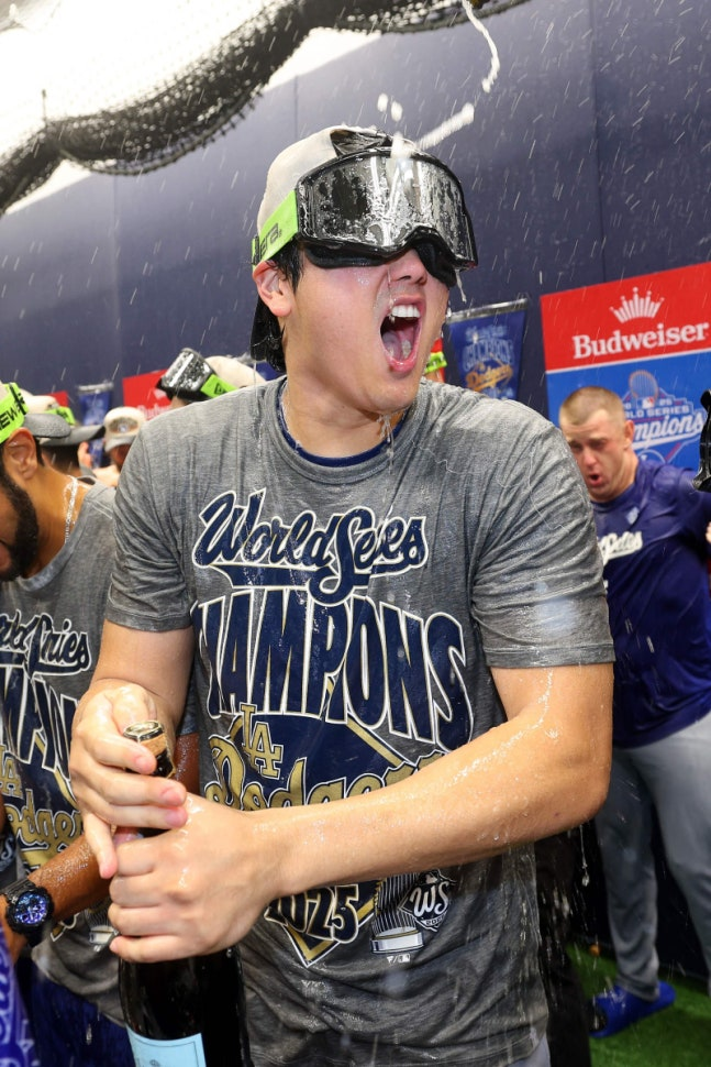 2025 월드시리즈 우승을 차지한 뒤 축하연에서 기뻐하는 오타니. AFP연합뉴스
