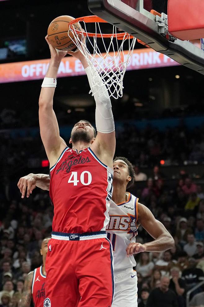 이비차 주바츠가 7일 미국 애리조나주 피낙스의 모기지 매치업 센터에서 열린 피닉스 선스와 2025~2026 미국프로농구 정규리그 원정 경기에서 슛하고 있다. 피닉스 | AP연합뉴스