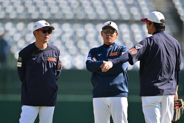 훈련을 지켜보는 이바타 감독(가운데). /사진=일본 야구 국가대표팀 공식 홈페이지