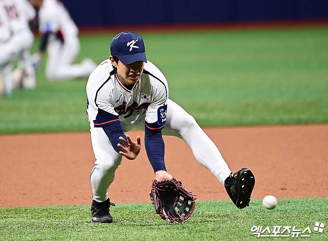 4일 오후 서울 구로구 고척스카이돔에서 진행된 야구 국가대표팀 훈련에 참석한 송성문이 수비 훈련을 하고 있다. 엑스포츠뉴스 DB