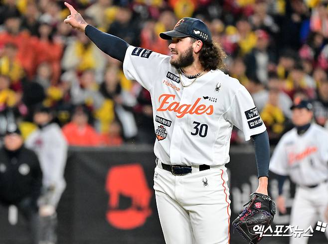 메이저리그(MLB) 이적시장 소식을 전하는 매체인 'MLB트레이드루머스(MLBTR)'는 7일 '2025-26 MLB 자유계약(FA) 상위 50명을 선정하고, 행선지와 계약 규모를 예측했다. 올 시즌 한화에서 KBO리그 최고의 투수로 군림한 폰세는 50명 중 39위에 랭크됐다. MLBTR은 폰세의 예상 계약 규모를 2년 총액 20200만 달러(약 320억 3000만원)으로 예측했다. 엑스포츠뉴스 DB