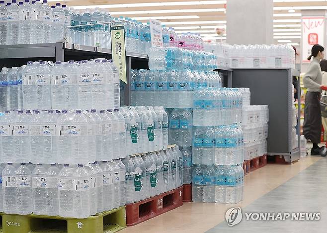 대형마트의 생수 매대 [연합뉴스 자료사진]
