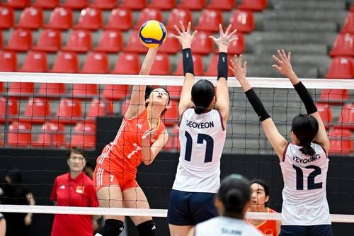 중국과 U-16 아시아선수권에서 블로킹하는 손서연(17번) [아시아배구연맹 페이스북 캡처. 재판매 및 DB 금지]