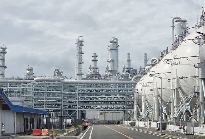 롯데케미칼 석유화학단지 (칠레곤[인도네시아]=연합뉴스) 손현규 특파원 = 지난 6일(현지시간) 인도네시아 반텐주 칠레곤에 있는 롯데케미칼 석유화학단지 내 납사(나프타) 트래킹 센터 모습. 2025.11.7