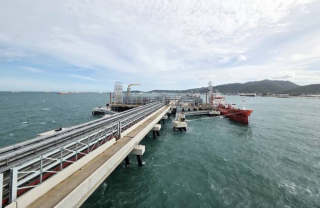 롯데케미칼 인도네시아 석유화학단지 부두 시설 (칠레곤[인도네시아]=연합뉴스) 손현규 특파원 = 지난 6일(현지시간) 인도네시아 반텐주 칠레곤에 있는 롯데케미칼 석유화학단지 내 부두 시설 모습. 2025.11.7