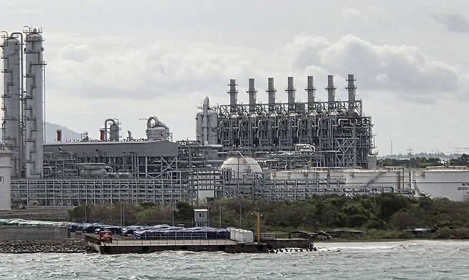 롯데케미칼 인도네시아 석유화학단지 내 '납사 크래킹 센터' (칠레곤[인도네시아]=연합뉴스) 손현규 특파원 = 지난 6일(현지시간) 인도네시아 반텐주 칠레곤에 있는 롯데케미칼 석유화학단지에서 '납사 크래킹 센터'가 보이고 있다. 2025.11.7