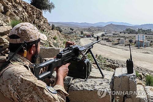 경계 근무 중인 아프간 탈레반군 [AFP 연합뉴스 자료사진. 재판매 및 DB 금지]