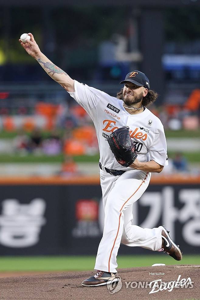 한화 폰세, 프로야구 한 시즌 최다 탈삼진 226개 신기록 달성 (서울=연합뉴스) 프로야구 한화 이글스의 에이스 코디 폰세가 KBO리그 한 시즌 최다 탈삼진 신기록을 세웠다. 
    폰세는 3일 대전 한화생명 볼파크에서 열린 2025 신한 SOL뱅크 KBO리그 NC 다이노스와 홈 경기에 선발 등판, 5회까지 삼진 6개를 잡아내며 이번 시즌 탈삼진 226개를 기록했다. 
    사진은 이날 경기에서 투구하는 한화 폰세. 2025.9.3 [한화 이글스 제공. 재판매 및 DB 금지] photo@yna.co.kr