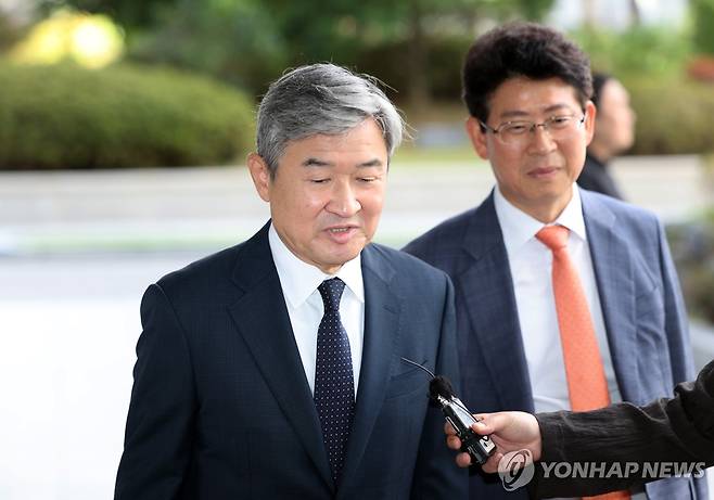 조태용 전 국정원장, 내란특검 출석 (서울=연합뉴스) 이진욱 기자 = 12ㆍ3 비상계엄 전후 상황 전반에 관여한 혐의를 받는 조태용 전 국정원장이 15일 서울 서초구 서울고검에 마련된 조은석 내란특별검사팀 사무실에 피의자 신분으로 출석, 취재진 질문에 답하고 있다. 2025.10.15 cityboy@yna.co.kr