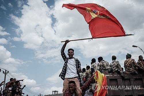 반군 티그라이인민해방전선(TPLF) 깃발 흔드는 남성 [AFP 연합뉴스 자료사진. 재판매 및 DB 금지]