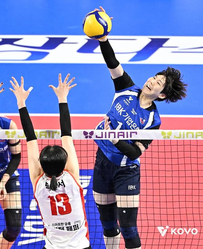 공격하는 기업은행의 이소영(오른쪽) [한국배구연맹 제공. 재판매 및 DB 금지]