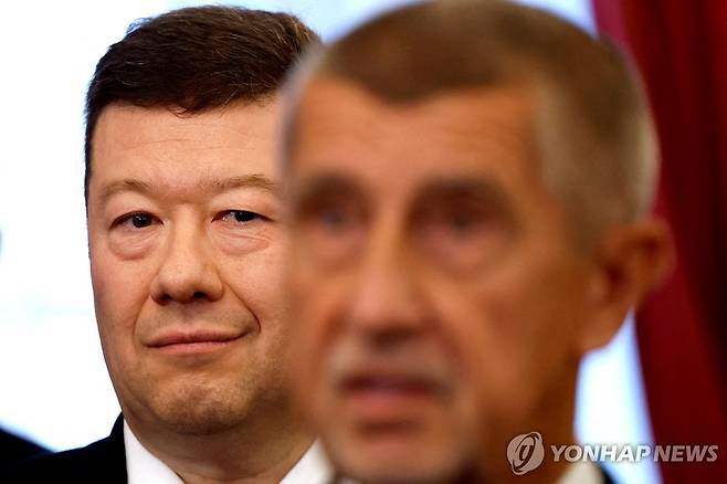토미오 오카무라 체코 하원의장(왼쪽)과 안드레이 바비시 긍정당 대표 [로이터 연합뉴스 자료사진. 재판매 및 DB 금지]