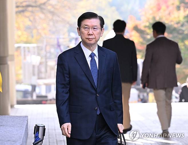 박종준 전 경호처장, 윤석열 재판 증인 출석 (서울=연합뉴스) 신현우 기자 = 박종준 전 대통령경호처장이 7일 서울 서초구 서울중앙지법에서 열린 윤석열 전 대통령의 특수공무집행방해 등 혐의 속행 공판에 증인으로 출석하고 있다. 2025.11.7 [공동취재] nowwego@yna.co.kr