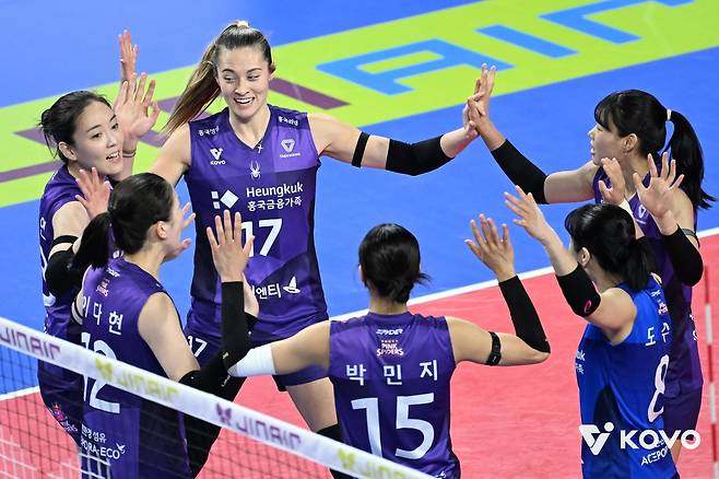득점 후 기뻐하는 흥국생명 선수들 [한국배구연맹 제공. 재판매 및 DB 금지]