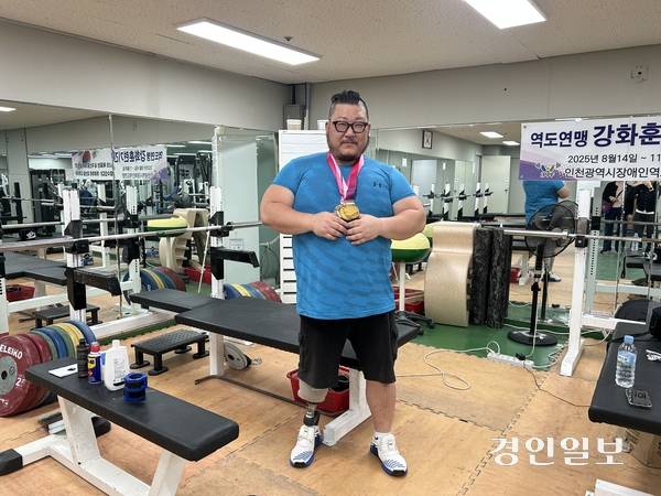 7일 오전 인천시 장애인역도팀 훈련장에서 만난 전나라수 선수가 제45회 전국장애인체전에서 딴 메달을 목에 걸고 포즈를 취하고 있다. 2025.11.7/백효은기자100@kyeongin.com