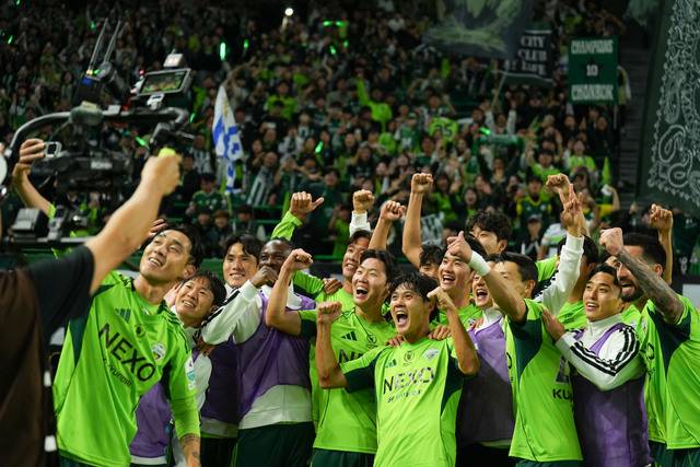 전북현대모터스FC가 8일 오후 4시 30분 전주월드컵경기장에서 하나은행 K리그1 2025 파이널A 36라운드 대전하나시티즌과의 경기에서 선제골을 넣고 팬·선수가 다 나오는 셀카 세리머니를 보이고 있다. 전북현대 제공