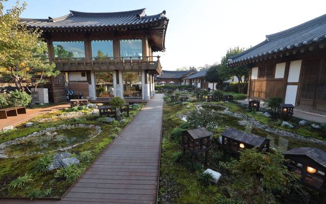 김해시 봉황동 한옥체험관 내의 카페 명월. 가야 유물을 본뜬 장식물이 눈길을 끄는 수정원과 기와 지붕과 통창이 돋보이는 카페 건물. 이재찬 기자 chan@