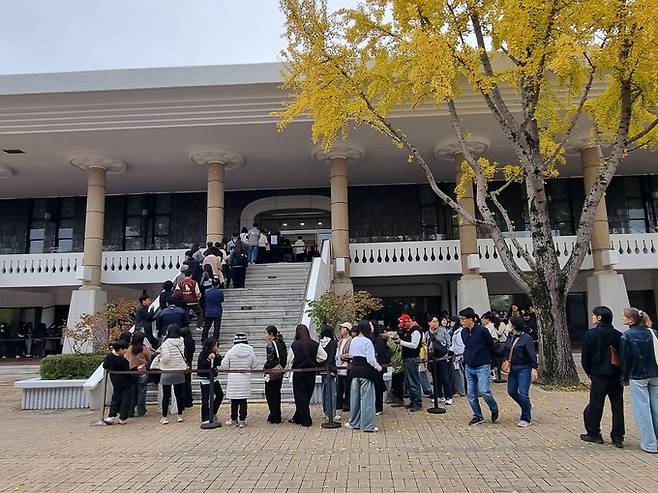 ▲ 국립경주박물관이 2025 APEC 정상회의를 맞아 기획한 특별전 '신라 금관, 권력과 위신'을 관람하기 위한 시민들의 발길이 주말인 8일에도 하루 종일 이어지면서 크게 북젹였다. 황기환 기자