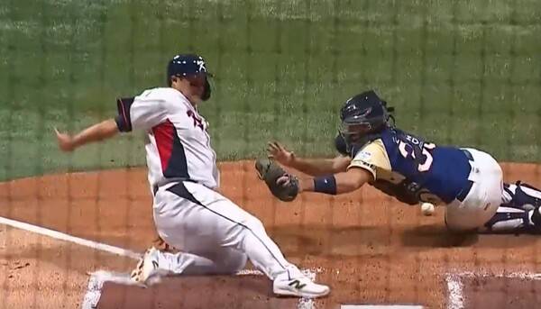 최재훈의 희생플라이 때 홈을 밟는 한동희. (사진=네이버 중계 갈무리)