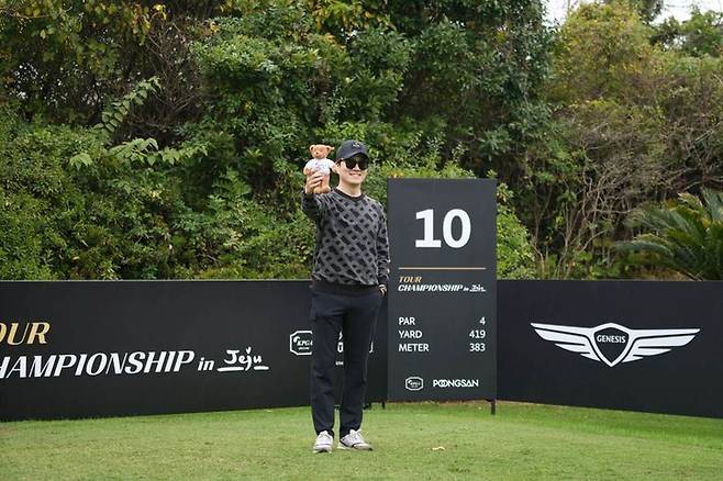 8일 KPGA 팬 대항전 우승팀 부상으로 KPGA 투어챔피언십 in 제주 대회장에 방문한 엄주원 씨가 포즈를 취하고 있다.