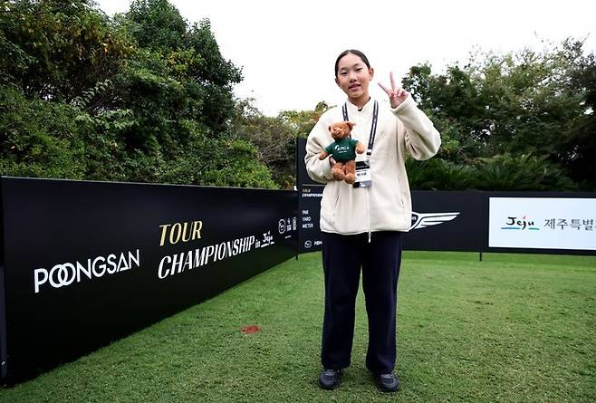 8일 KPGA에서 제공 받은 왕복항공권으로 KPGA 투어챔피언십 in 제주 대회장을 방문한 유소년 골프선수 박채주가 포즈를 취하고 있다.