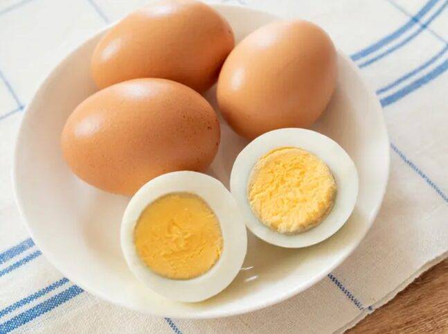 전지현은 삶은 달걀 등 단백질을 먼저 먹어 포만감을 높였다. 사진=게티이미지뱅크