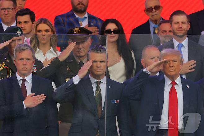 도널드 트럼프 미국 대통령, 피트 헤그세스 국방장관, 대니얼 드리스콜 육군장관이 지난 6월 14일(현지시간) 워싱턴DC에서 열린 미 육군 창설 250주년 기념 군사 퍼레이드에서 경례를 하고 있다. 2025.11.07. ⓒ 로이터=뉴스1 ⓒ News1 류정민 특파원