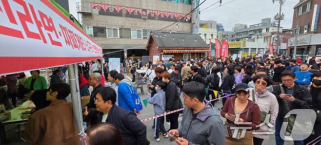 8일 경북 구미에서 열리고 있는 '2025 구미라면축제'를 찾은 방문객들이 농심 '갓 튀긴 라면' 판매 코너에서 긴 줄을 서 있다. 라면축제는 오는 9일까지 구미역 일대에서 계속된다. 2025.11.8/뉴스1 ⓒ News1 정우용 기자