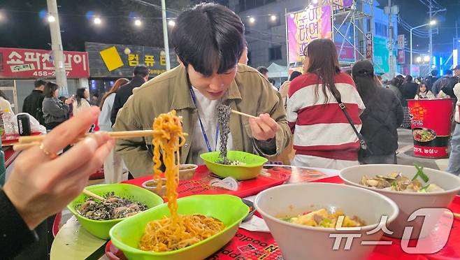 7일 경북 구미시 구미역 앞에서 열린 '2025 구미라면축제' 행사장을 찾은 방문객들이 라면을 즐기고 있다. 라면축제는 오는 9일까지 구미역 일대에서 열린다. 2025.11.7/뉴스1 ⓒ News1 정우용 기자