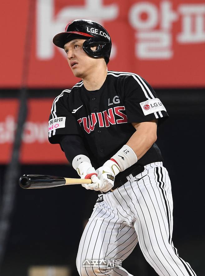 LG 박동원이 12일 수원 KT위즈파크에서 열린 2025 KBO리그 KT와 경기 9회초 2사 1-2루 상황에서 KT 이정현을 상대로 2타점 2루타를 치고 있다. 수원 | 박진업 기자 upandup@sportsseoul.com