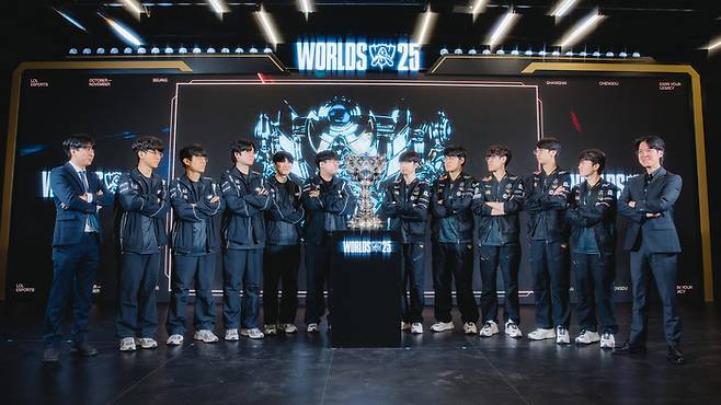 T1과 KT 롤스터 선수단이 7일 중국 청두에서 열린 ‘2025 롤드컵’ 결승 미디어데이 후 포즈를 취하고 있다. 사진 | 라이엇 게임즈