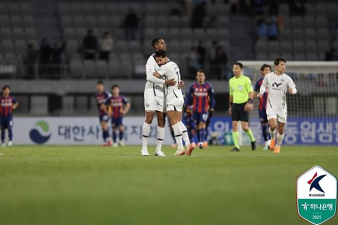 세징야(오른쪽)와 에드가. 사진 | 한국프로축구연맹