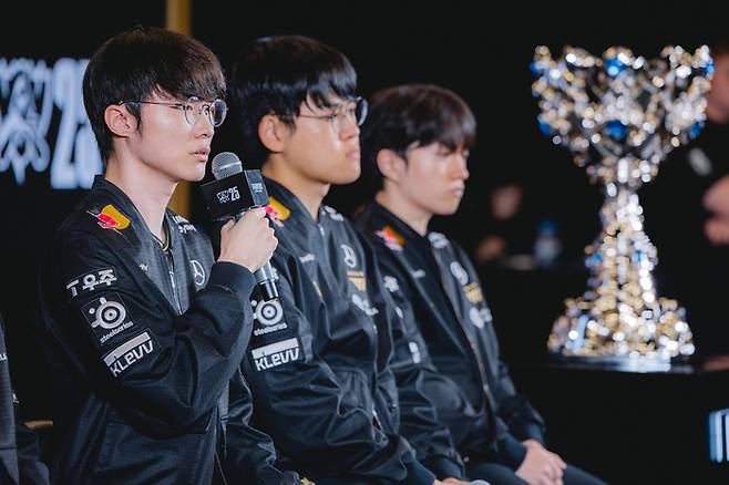 ‘페이커’ 이상혁이 7일 중국 청두에서 열린 ‘2025 롤드컵’ 결승 미디어데이에서 인터뷰에 응하고 있다. 사진 | 라이엇 게임즈