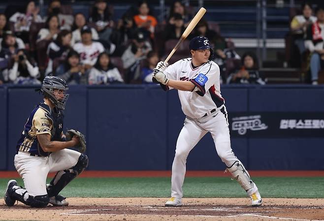 야구대표팀 이재원(오른쪽)이 8일 고척스카이돔에서 열린 2025 K-베이스볼 시리즈 체코와 평가전 첫 번째 경기에서 타격하고 있다. 사진 | KBO