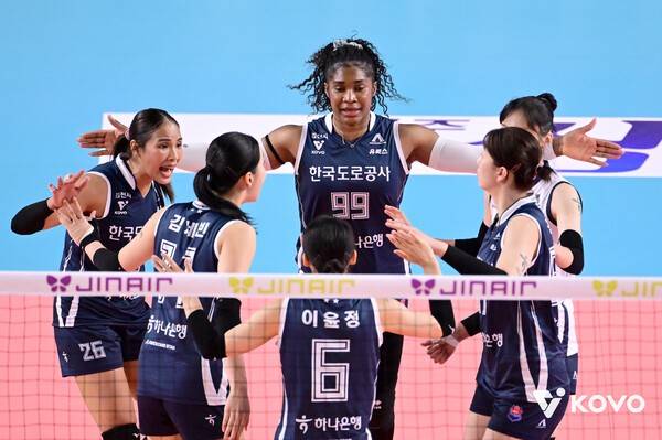 한국도로공사 선수단이 8일 김천체육관에서 치러진 현대건설과의 진에어 2025-2026 V-리그 1라운드 경기에서 득점 후 기뻐하고 있다. /사진=한국배구연맹