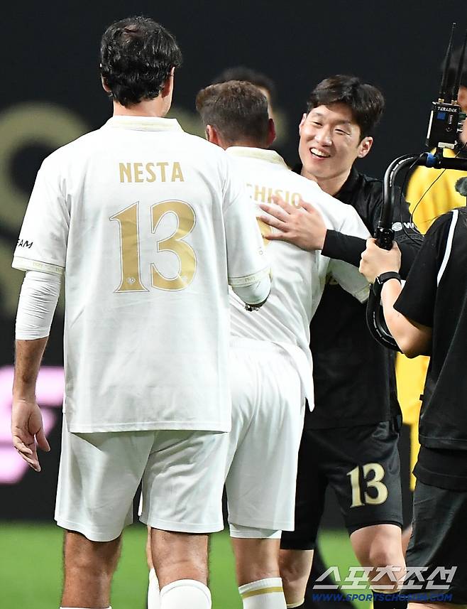 '2025 아이콘매치: 창의 귀환, 반격의 시작' 이벤트 매치가 13일 오후 서울 상암월드컵경기장에서 열렸다. 박지성이 마르키시오, 네스타와 포옹하고 있다. 상암=정재근 기자 cjg@sportschosun.com/2025.9.13/