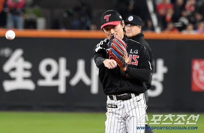 31일 대전 한화생명볼파크에서 열린 한국시리즈 5차전 한화 이글스와 LG 트윈스의 경기. LG 2루수 신민재가 수비를 하고 있다. 대전=박재만 기자 pjm@sportschosun.com/2025.10.31/