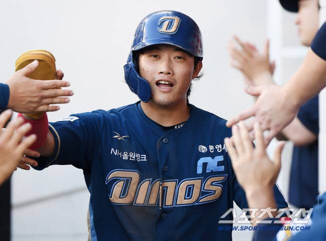 1일 대전 한화생명볼파크에서 열린 NC-한화전. 1회초 1사 2, 3루 데이비슨의 안타 때 득점한 최정원이 환영받고 있다. 대전=정재근 기자 cjg@sportschosun.com/2025.7.1/