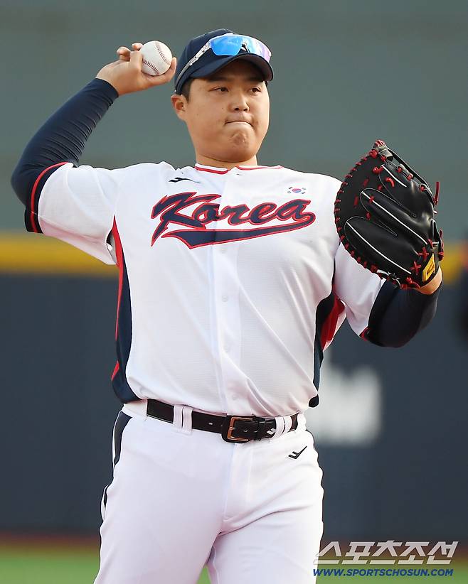 야구 국가대표팀이 2일 오후 경기도 고양 야구대표팀 훈련장에서 첫 훈련을 시작했다. 한동희가 수비 훈련을 하고 있다. 고양=정재근 기자 cjg@sportschosun.com/2025.11.2/