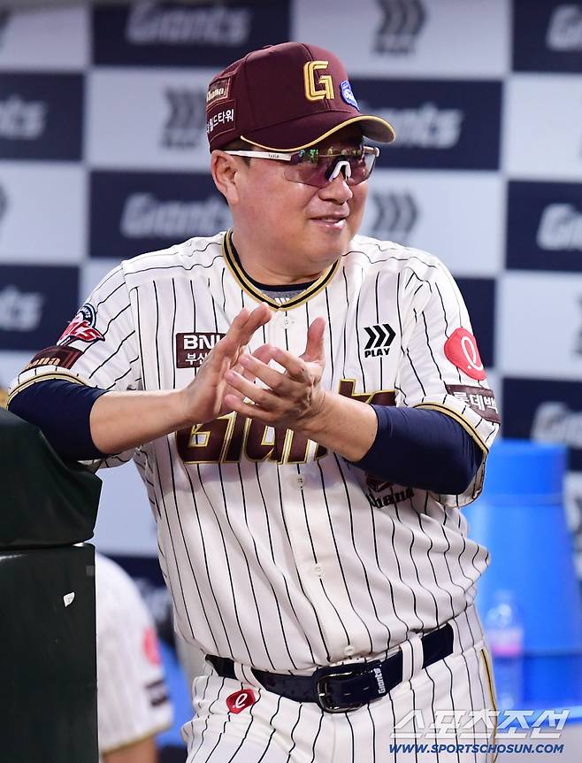 26일 부산 사직야구장에서 열린 KBO리그 롯데와 삼성의 경기. 2026입단 신인 선수들이 홈 팬들 앞에서 첫 인사를 했다. 신인 선수들을 바라보며 미소 짓고 있는 롯데 김태형 감독. 부산=송정헌 기자songs@sportschosun.com/2025.09.26/