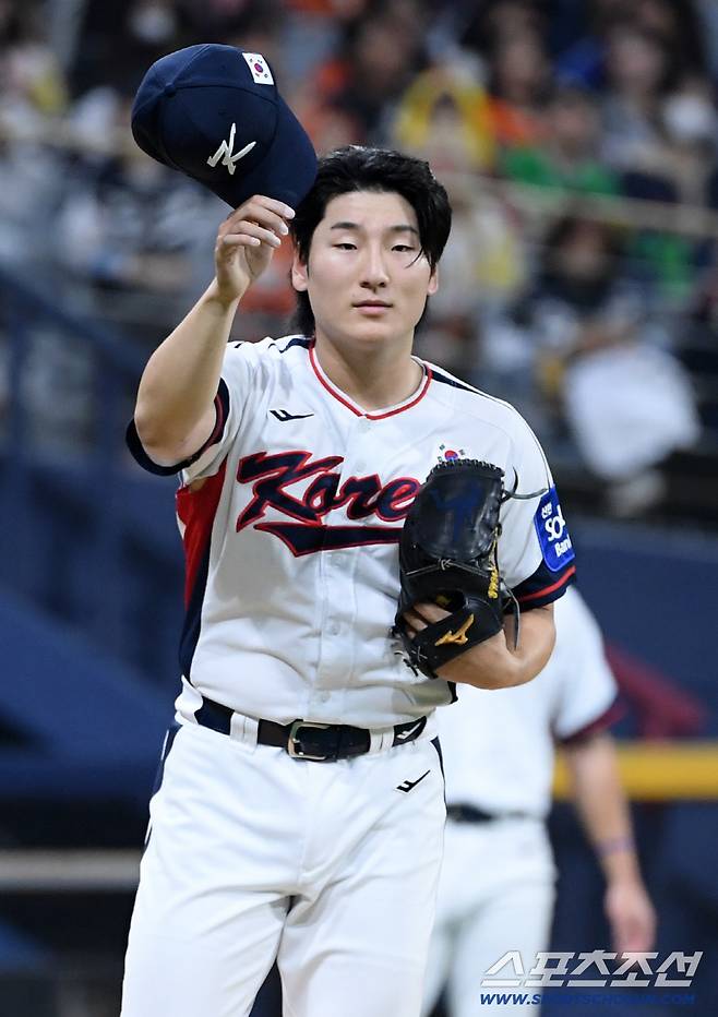 2025 K-BASEBALL SERIES 대한민국과 체코의 평가전이 8일 고척스카이돔에서 열렸다. 체코 멘식에게 사구 직후 곽빈이 사과하고 있다. 고척=박재만 기자 pjm@sportschosun.com/2025.11.08/