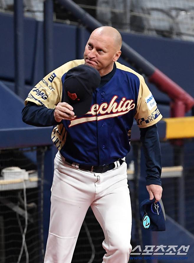 2025 K-BASEBALL SERIES 대한민국과 체코의 평가전이 8일 고척스카이돔에서 열렸다. 파벨 하딤 감독이 입장하고 있다. 고척=박재만 기자 pjm@sportschosun.com/2025.11.08/