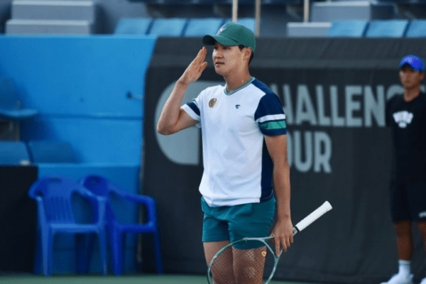 올해 초 입대한 권순우가 코트에서 경례하고 있다. 테니스 코리아