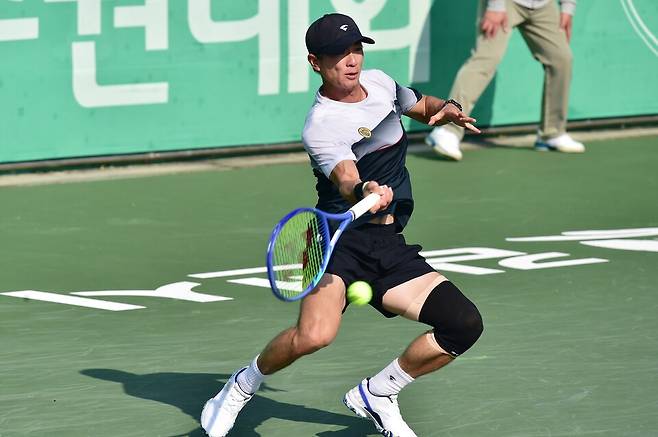 제80회 한국선수권에 출전해 포핸드 스트로크를 하고 있는 홍성찬. 대한테니스협회