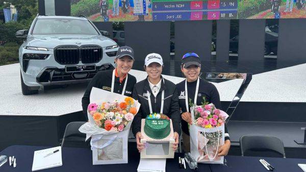 지은희(가운데)가 BMW 레이디스 챔피언십 은퇴식에서 축하 케이크를 받고 환하게 웃고 있다. 최운정(왼쪽)과 이미향이 꽃다발을 들고 선배의 은퇴를 축하했다. LPGA 제공