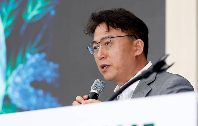 조남준 싱가포르 난양공대 석좌교수가 지난 5월 29일 오후 제주 서귀포시 중문동 제주국제컨벤션센터 한라홀에서 열린 '2025 제주포럼' 세션 '한국 교육의 경쟁력 강화와 교육청의 역할'에서 'Digital-ESG:ESG for AI'를 주제로 기조강연하고 있다/뉴시스