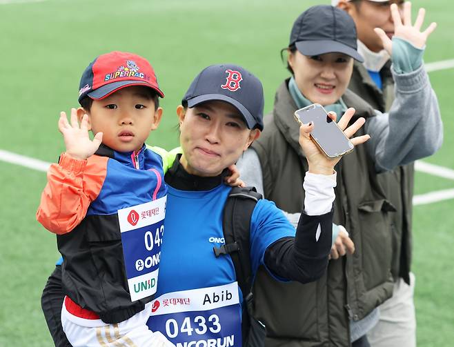 8일 오전 서울 연세대 신촌캠퍼스 열린 '제1회 온코런' 대회에서 참가자들이 출발 신호에 맞춰 힘차게 달려 나가고 있다. /장경식 기자