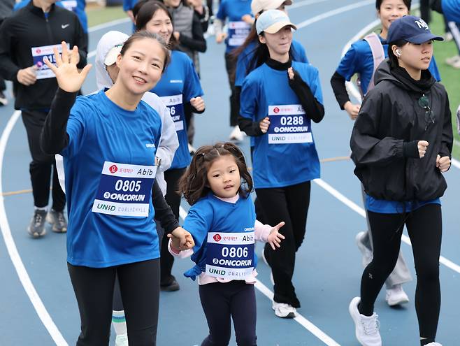 8일 오전 서울 연세대 신촌캠퍼스 열린 '제1회 온코런' 대회에서 참가자들이 출발 신호에 맞춰 힘차게 달려 나가고 있다. /장경식 기자