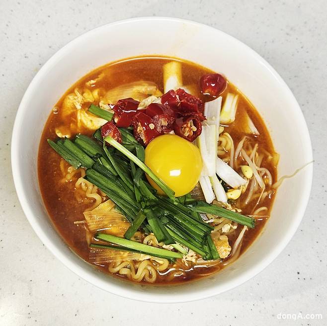 재료를 추가해 조리한 삼양1963 황소영 기자 fangso@donga.com