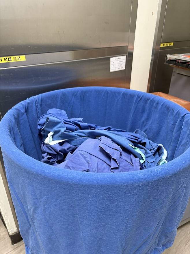 서울 이대목동병원에서 수술을 마친 의료진의 수술복이 폐기되기 위해 쓰레기통에 담겼다. 남궁인 작가 제공